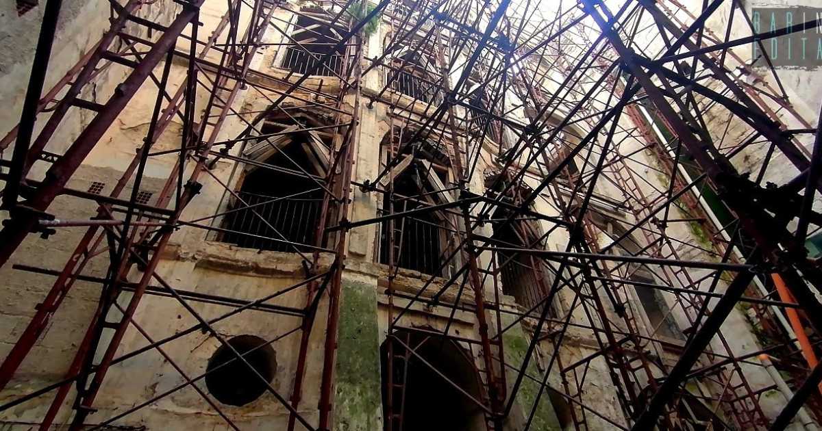 Bari, all'interno di Palazzo Casamassimi: l'antico edificio che giace disabitato in largo Albicocca